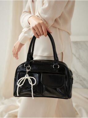2026❤️‍🔥Elegant women’s bag with glossy black finish and pearl bow detail
